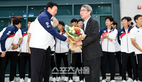 금메달 따고도 고개숙인 야구, 축구와 대조[현장속으로]