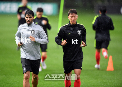 [포토]대표팀 우중 러닝으로 훈련 개시