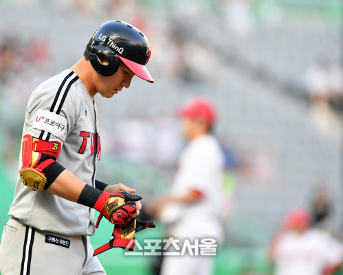 [포토]만루에서 몸에맞는 볼로 타점올린 오지환
