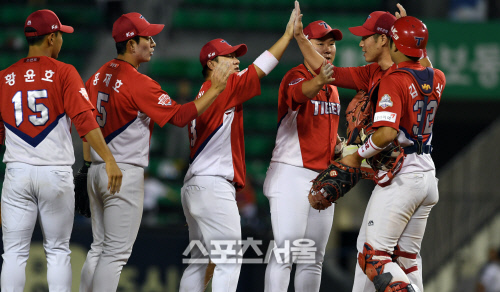 [포토]안치홍... 금메달의 기운으로 승리까지