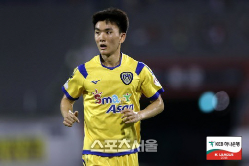 금메달리스트 황인범, 전역까지 한 달 걸린다