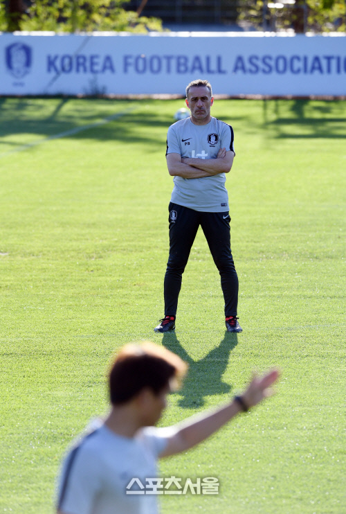 [포토]평가전 앞둔 벤투 감독, 최고의 조합을 찾아서