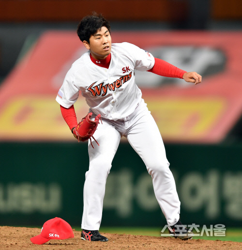 친정 상대하는 김택형, 모자가 벗겨질정도로 전력을 다해[포토]