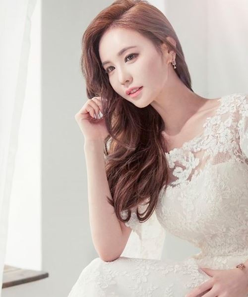 "섹시함은 잠시 안녕"…강예빈, 웨딩드레스로 뽐낸 '청순美' (화보)