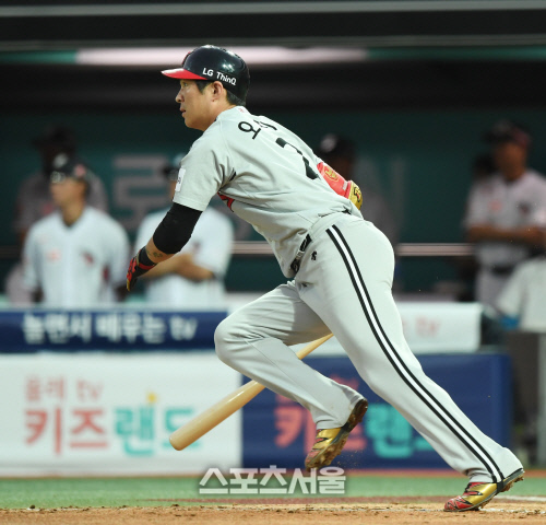 [포토] 오지환의 맹타, 첫 타석부터...2루타!