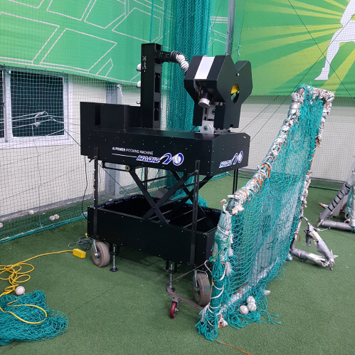 '기계가 사람처럼 구종-구속-코스까지 마음대로 구사?' 신개념 피칭머신 화제