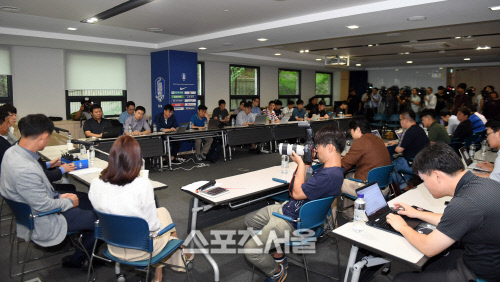 [포토]김학범 감독, 금메달 뒷이야기 풀어내 볼까요~