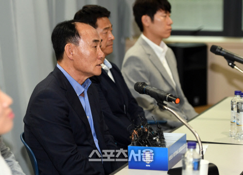 [포토]김학범 감독, 기자회견 중!