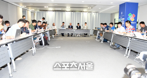 [포토]김학범 감독, 금메달 뒷이야기 풀어내 볼까요~