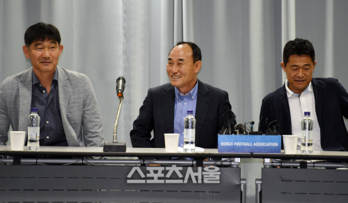 [포토]김학범 감독, 기자회견 즐거워요