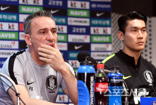 [포토] 파울루 벤투 감독, 기자회견 시작합니다~