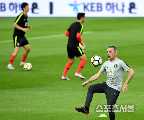 [포토] 벤투 감독, 평가전 앞두고...몸풀기?