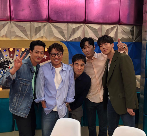 윤종신, '안시성' 팀과 '라스' 인증샷 "너무나 재미났던 촬영"[★SNS]