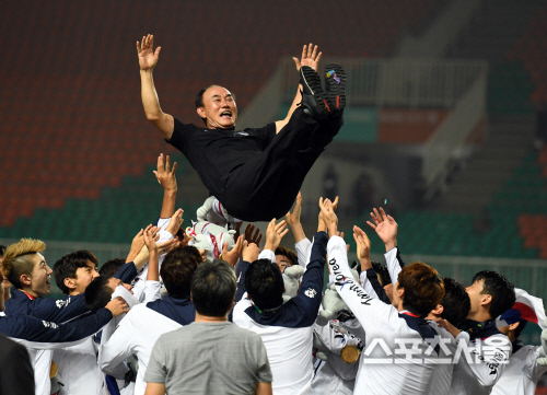 [포토] 김학범 감독 \'날아갈 거 같아\'