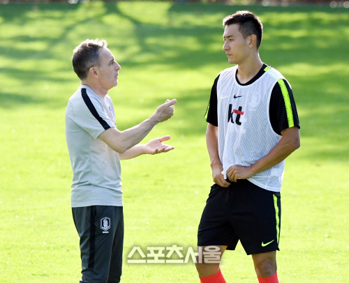 [포토] 벤투 감독, 지동원 움직임이 좀...