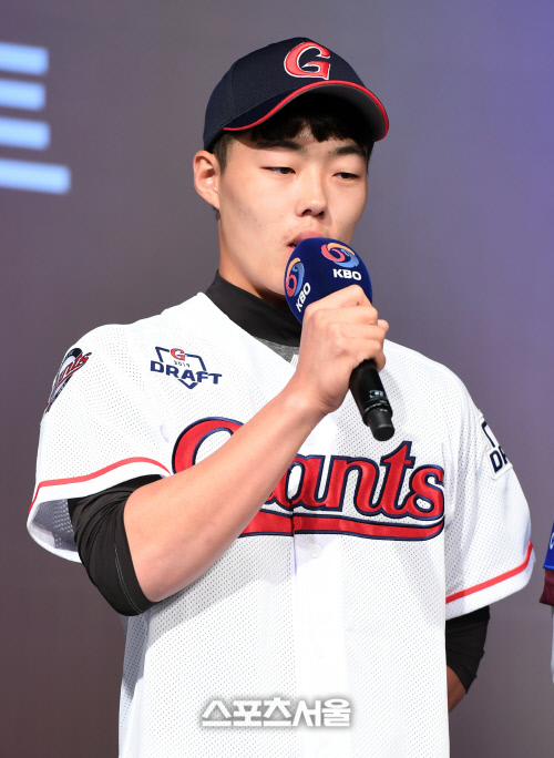 [포토] 북일고 고승민, 롯데 유니폼 입는다