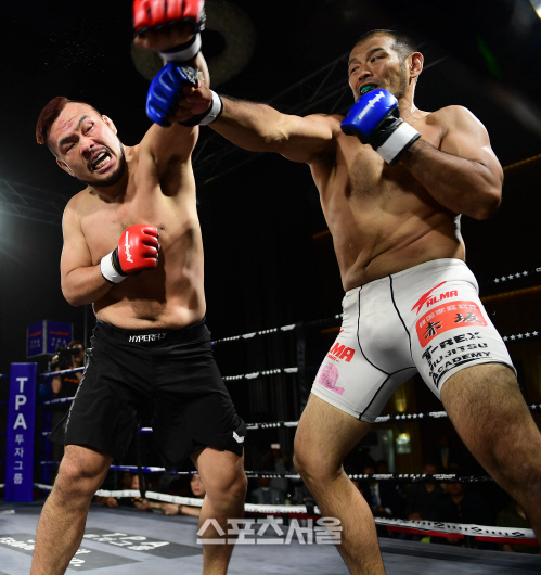 허공을 가르는 크레이지 이광희의 펀치, 빗나가지만 않았어도~[포토]