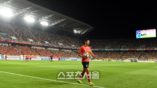 [포토] 손흥민, 만원 관중 열기 속으로~!