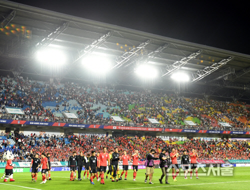 [포토] '0-0 무승부' 칠레 평가전, 만원 응원 감사합니다~!