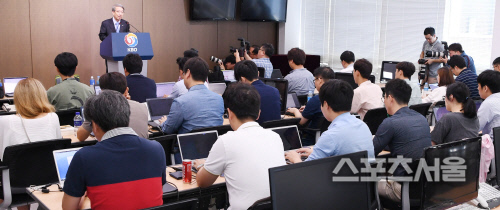 [포토] 정운찬 KBO 총재 기자회견, 뜨거운 여론!