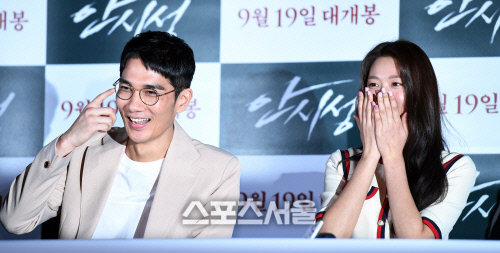 [포토] 엄태구-설현, 멜로 질문에 빵~