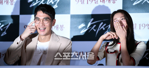 [포토] 설현, 엄태구와의 멜로 질문에 환한 웃음