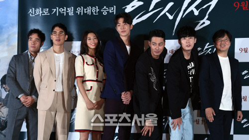 [포토] '미스코리아 포즈' 조인성-박병은 '깨알 같은 코믹'