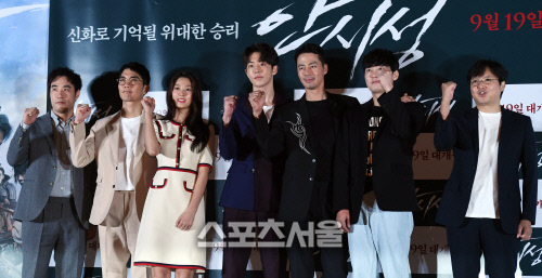 [포토] 화이팅 외치는 \'안시성\' 감독-출연진