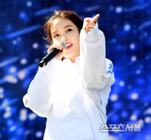 아이유, 영화감독 4人과 손잡고 단편 영화 찍는다 '스크린 첫 주연'