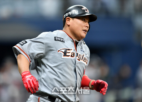 [포토]쐐기 2점포 김태균, 3루 한화응원석은 축제분위기