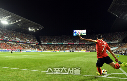 [포토] 손흥민, 만원 관중 앞에서...힘찬 코너킥~!