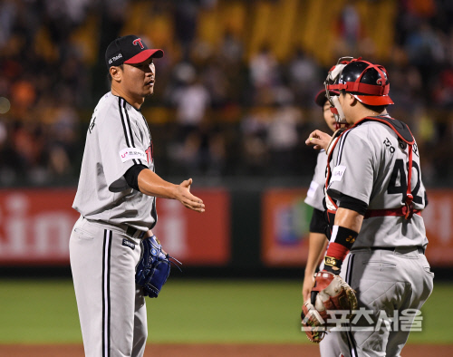 [포토] LG 이동현, 12-4 승리에...마침표!