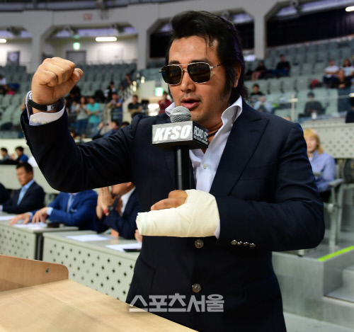 손목 골절에도 로드FC 주짓수 대회를 위해 축사를 하는 김보성, 역시 의리의 사나이야!