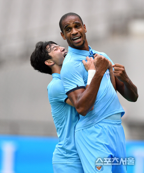 [포토]정승원과 기쁨나누는 에드가