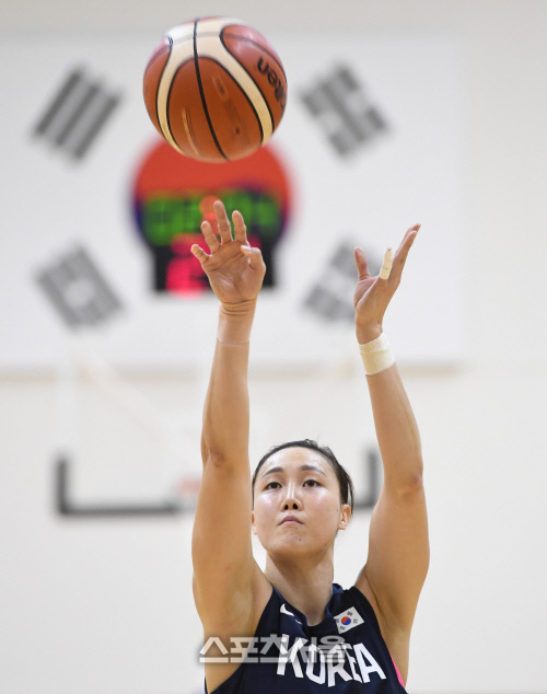 [포토] 김정은, 태극기를 품고~!