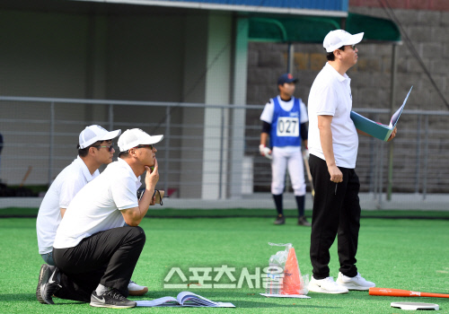 [포토] 질롱 코리아 트라이아웃, 선수들 살펴보는 구대성 감독-박충식 단장