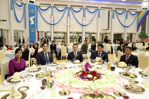 北 경제 대표 만난 재계 총수들, 평화 구축에는 동질감·경협 구체적 논의는 유보