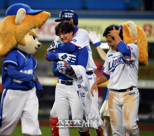 [포토]끝내기 김상수 껴안는 구자욱