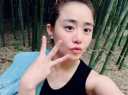 "민낯도 예뻐"...'동안 여신' 문근영, 오랜만에 근황 공개 [★SNS]