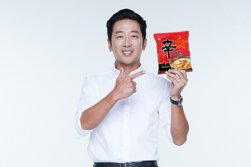 '국민 배우' 하정우, '국민 라면' 신라면 모델 됐다