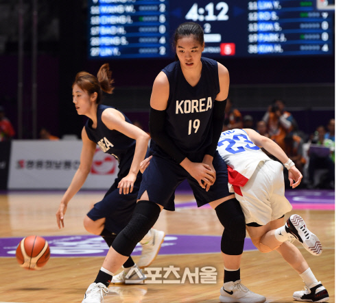 [포토] 박지수 \'수비는 내가 막을게\'