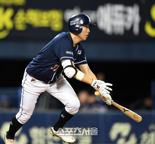 [포토]정수빈, 방망이 감 좋아요