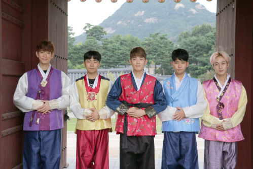 '개그돌' 코쿤, 5人 5色 한복 인사 "웃음 가득한 한가위 되세요"