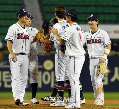 [포토]두산, 승리의 마침표는 하이파이브