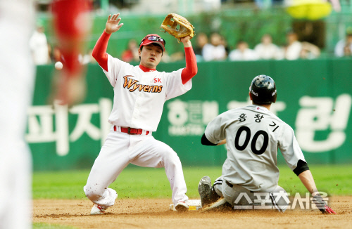 [포토] LG 홍창기, 과감한 도루로...김광현 흔들기?