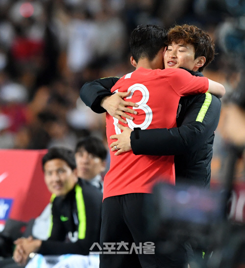 [포토] 손흥민의 선제골, 김진수와 뜨거운 포옹~