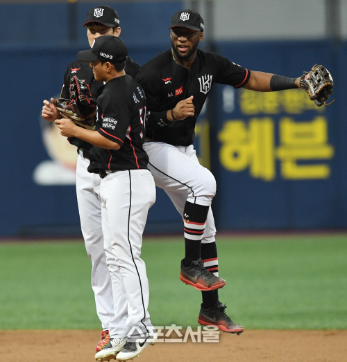 [포토] kt 위즈, 넥센전 7-4 승리의 기쁨~!