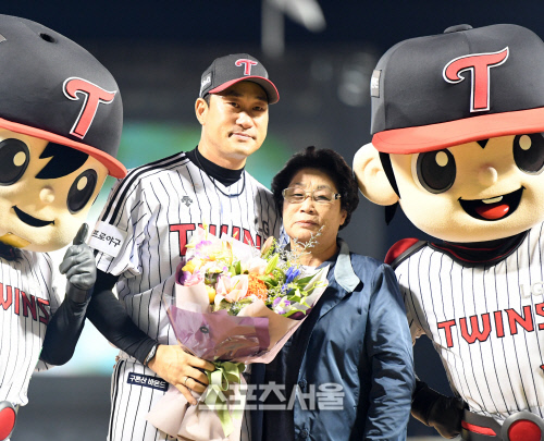 LG 봉중근...은퇴식 참여한 모친 김숙자 여사  [포토]