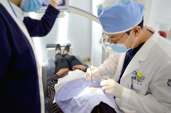 원하는 임플란트 결과 얻으려면 가격보다 다른 부분을 신경써야