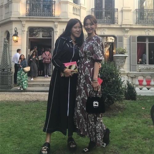 신민아, 파리에서도 빛난 '러블리' 보조개 미소